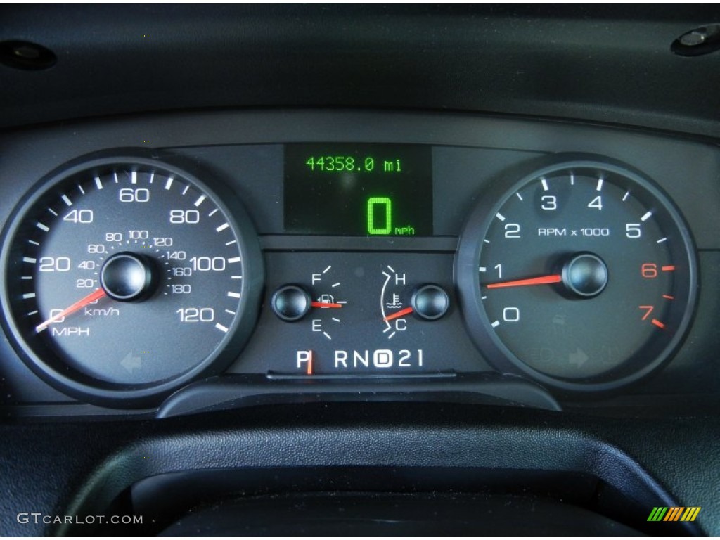 2006 Ford Crown Victoria LX Gauges Photo #79610242