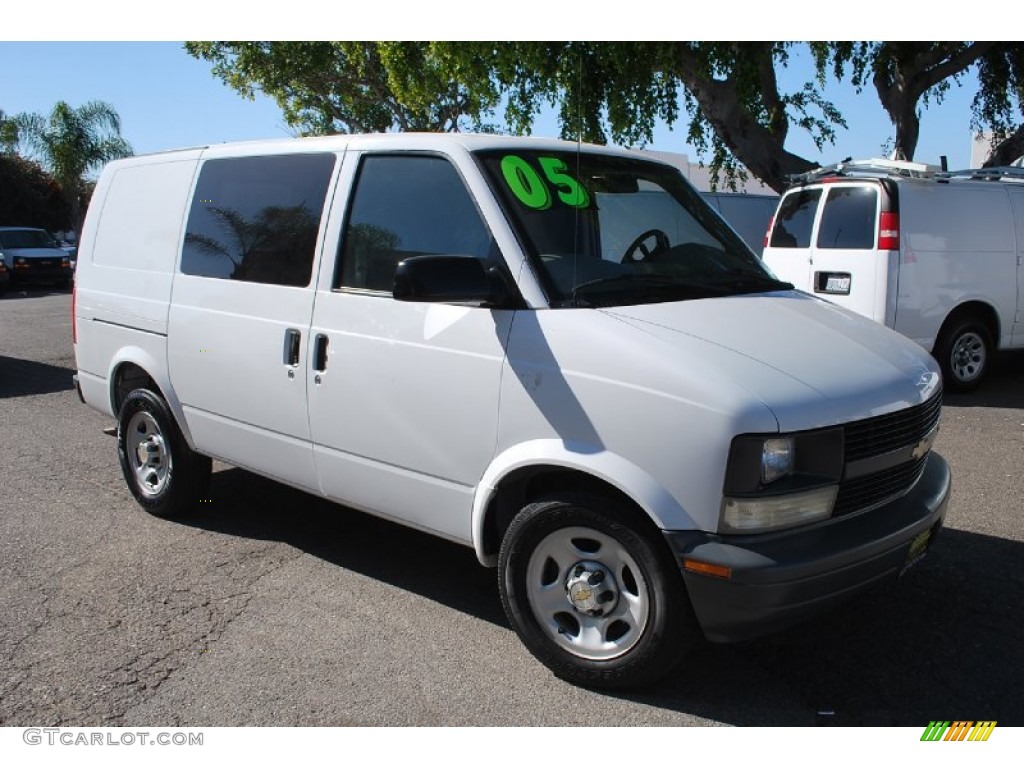 2005 Astro Cargo Van - Summit White / Medium Gray photo #1