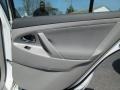 Super White - Camry SE Photo No. 18