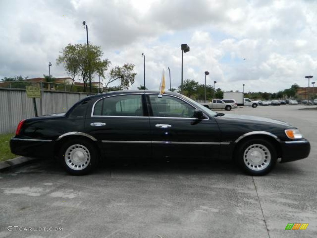 2001 Town Car Executive - Black Clearcoat / Dark Charcoal photo #2