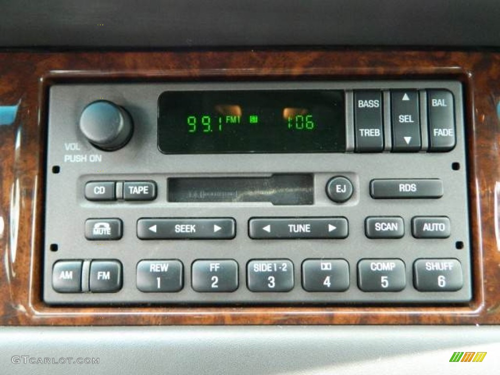 2001 Lincoln Town Car Executive Audio System Photo #79626256