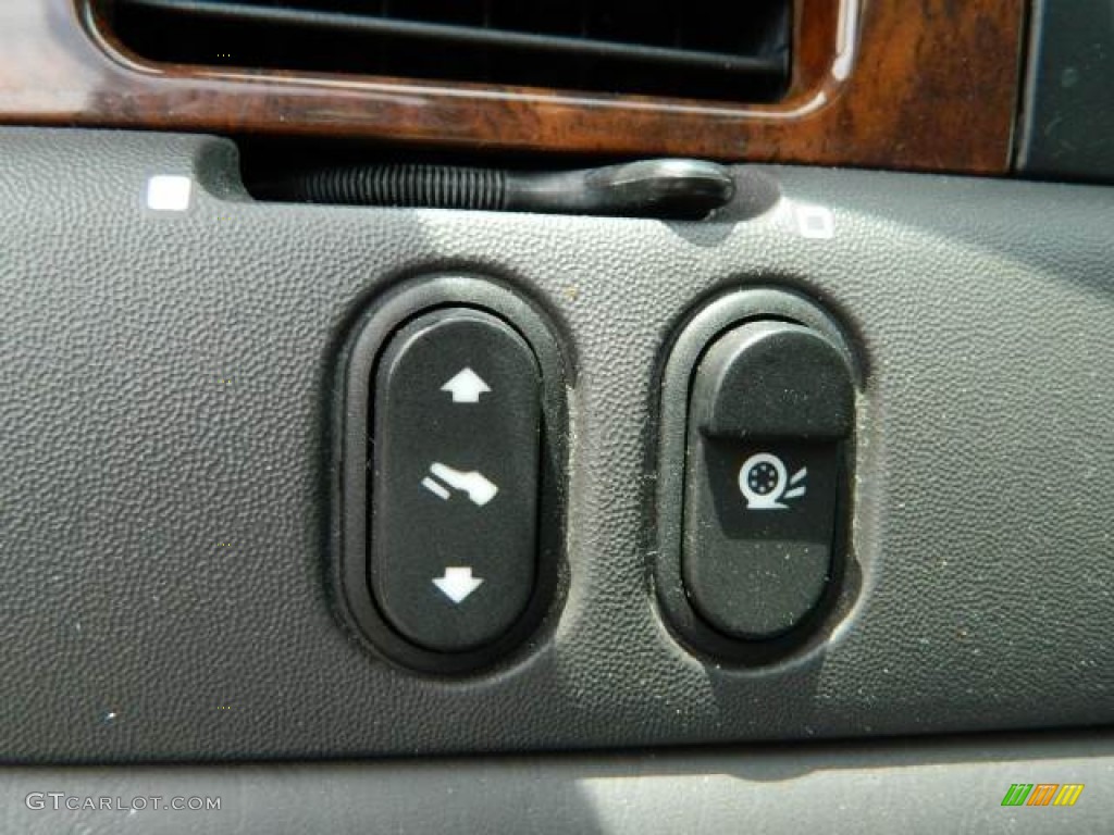 2001 Lincoln Town Car Executive Controls Photo #79626280