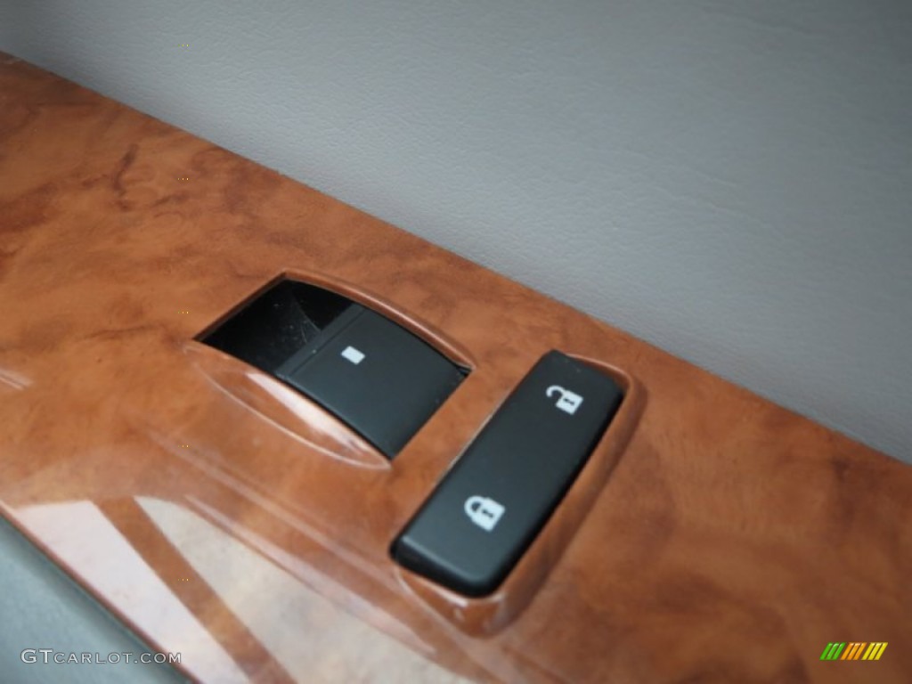 2010 Buick Enclave CXL Controls Photo #79633997