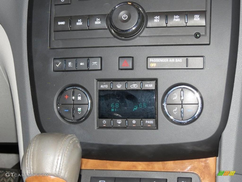 2010 Buick Enclave CXL Controls Photo #79634121
