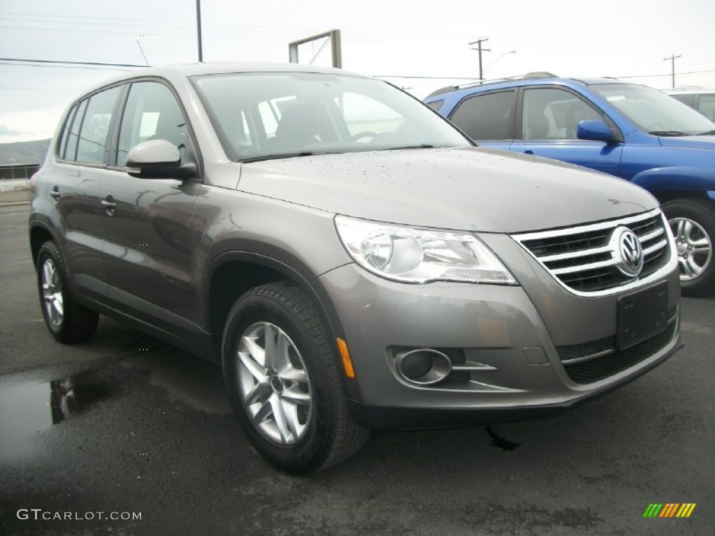 2011 Tiguan SE 4Motion - Alpine Gray Metallic / Charcoal photo #1