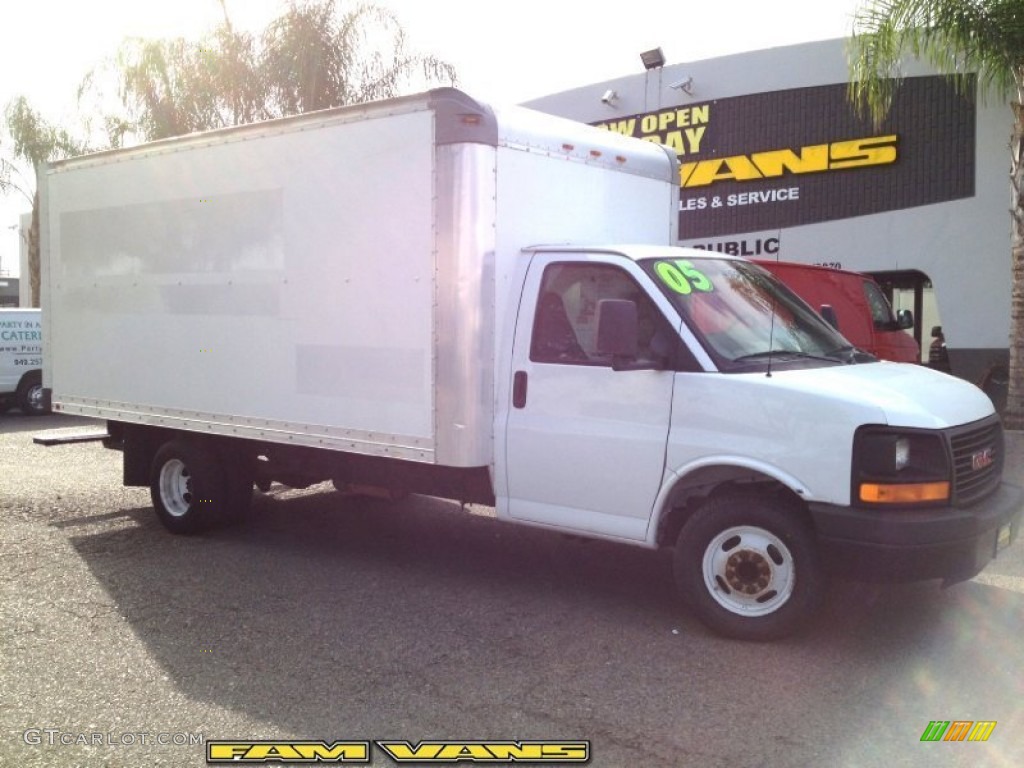 2005 Savana Cutaway 3500 Commercial Moving Truck - Summit White / Pewter photo #3