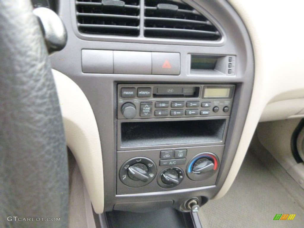 2003 Hyundai Elantra GLS Sedan Controls Photo #79663159