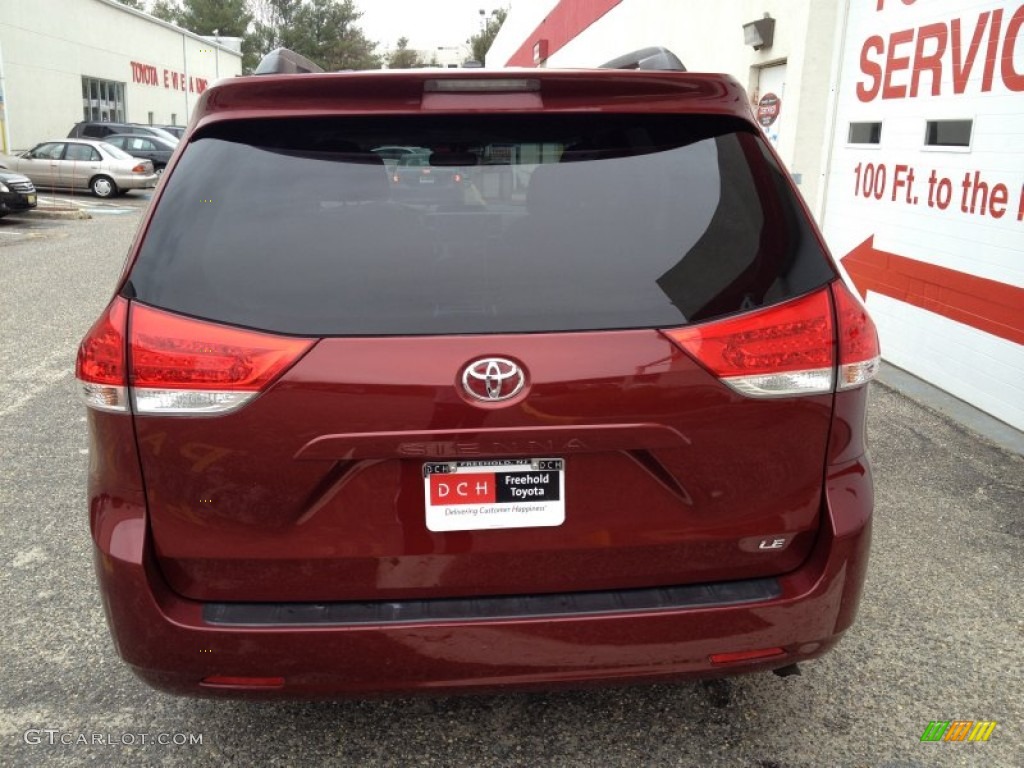 2011 Sienna LE - Salsa Red Pearl / Light Gray photo #5
