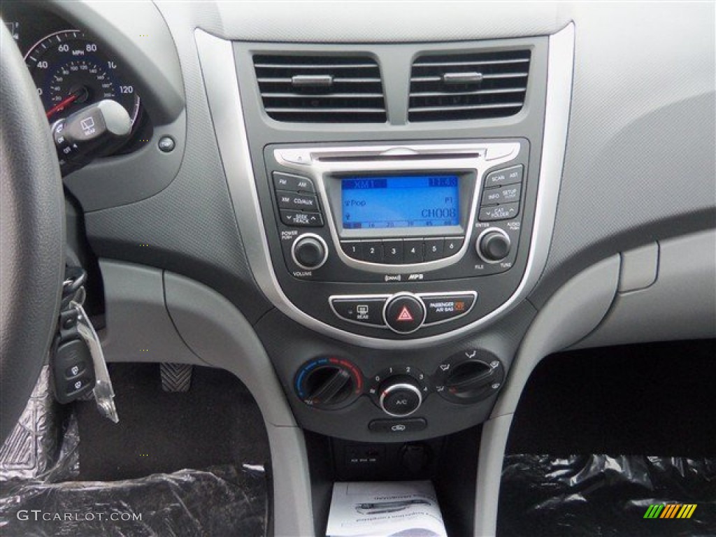 2013 Hyundai Accent GS 5 Door Controls Photos
