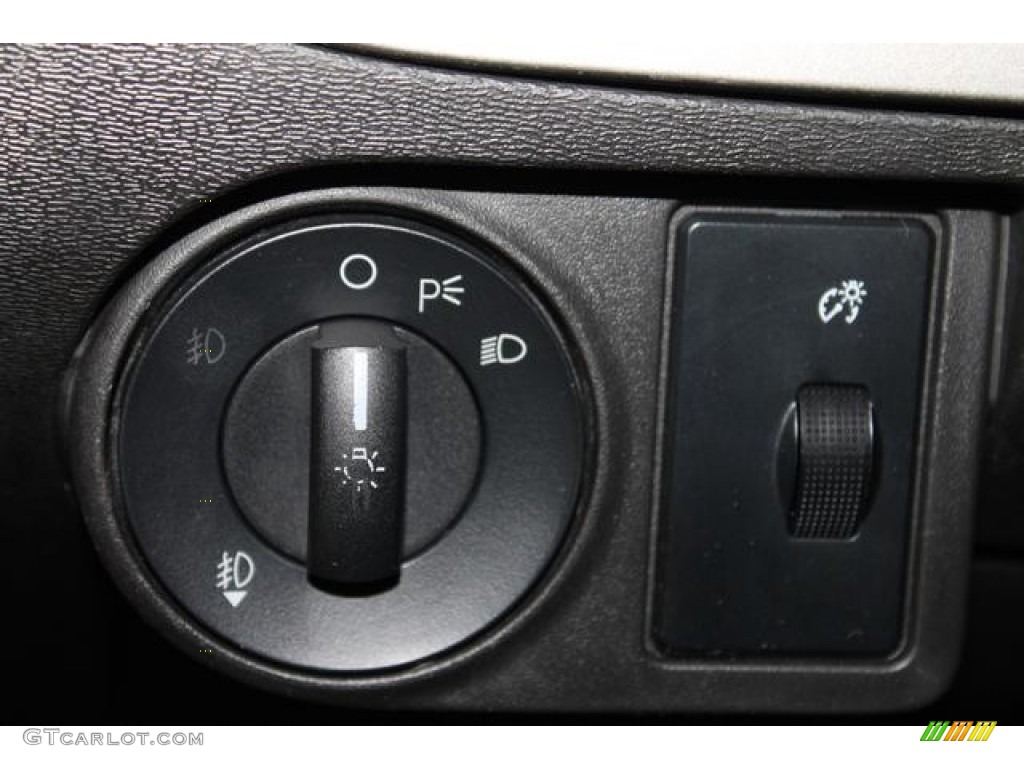 2008 Ford Focus SE Coupe Controls Photos
