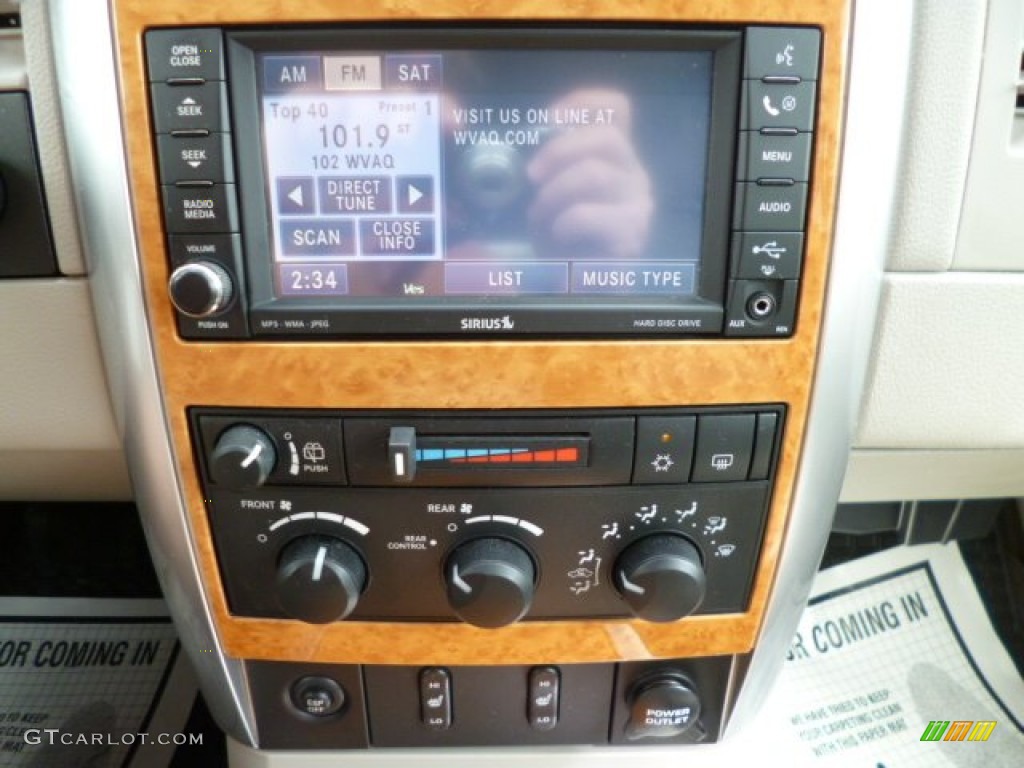 2008 Chrysler Aspen Limited 4WD Controls Photo #79693060