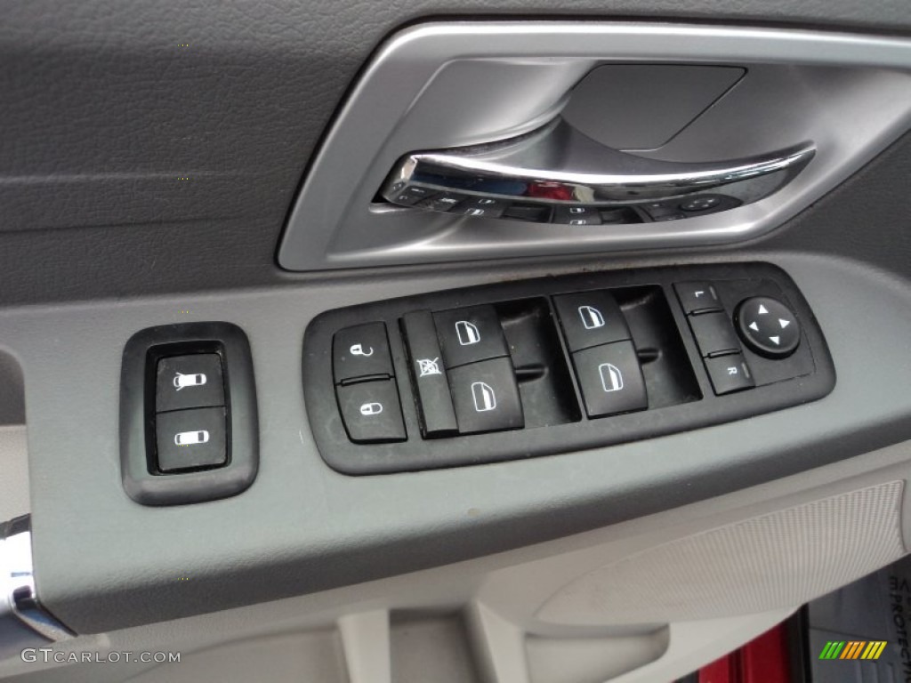 2008 Chrysler Town & Country Touring Controls Photo #79722866