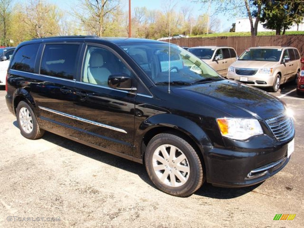 2013 Town & Country Touring - Brilliant Black Crystal Pearl / Black/Light Graystone photo #2
