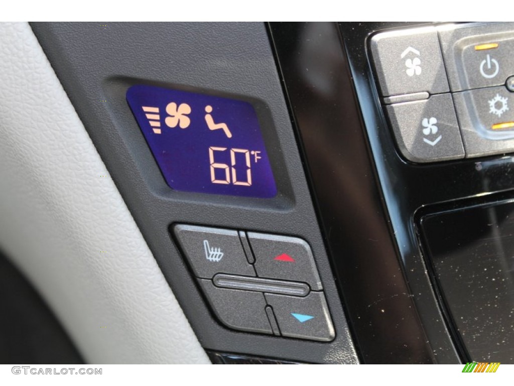 2013 Cadillac CTS -V Coupe Controls Photos
