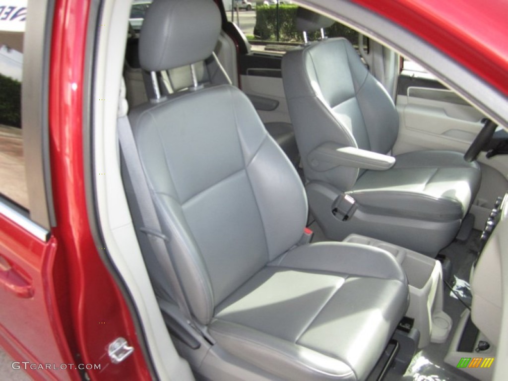 2010 Volkswagen Routan SE Front Seat Photos