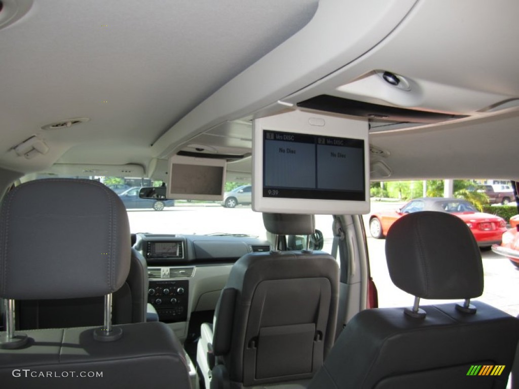 2010 Volkswagen Routan SE Entertainment System Photo #79746860