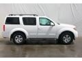 Avalanche White - Pathfinder SE Photo No. 10
