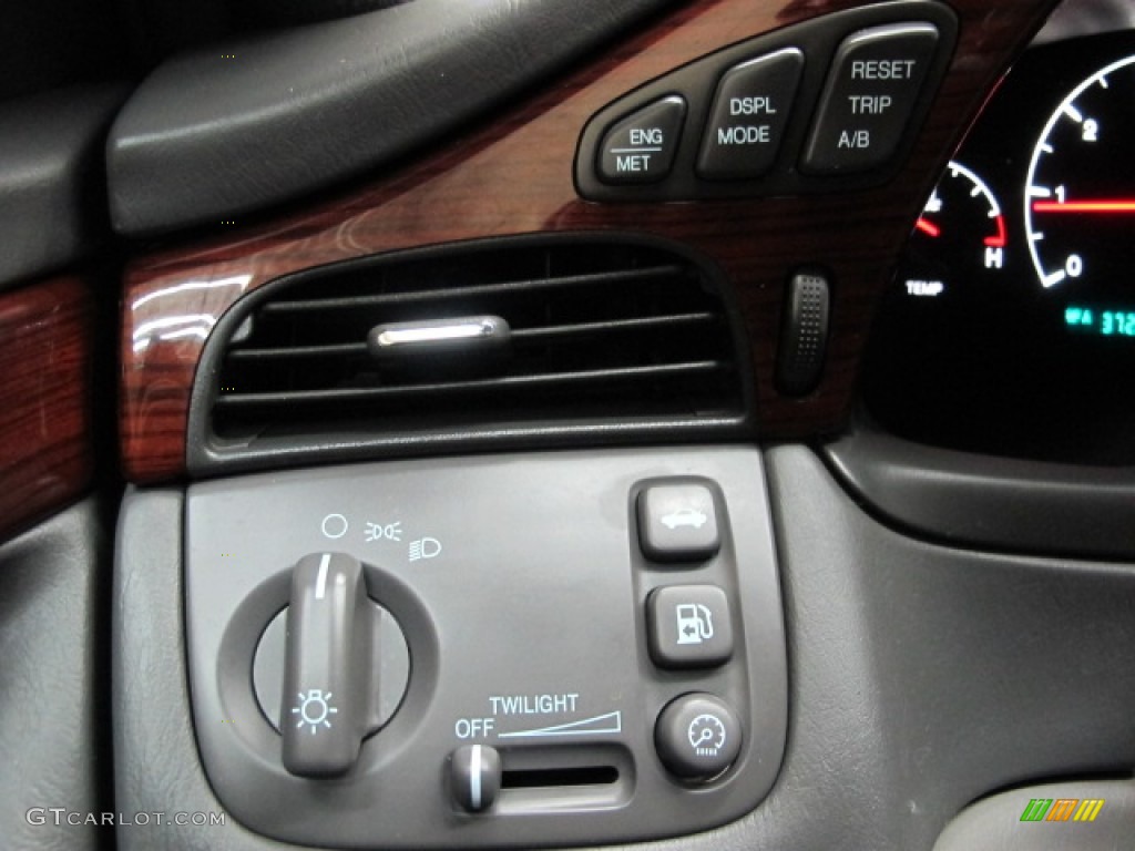 2002 Cadillac DeVille DHS Controls Photo #79773976
