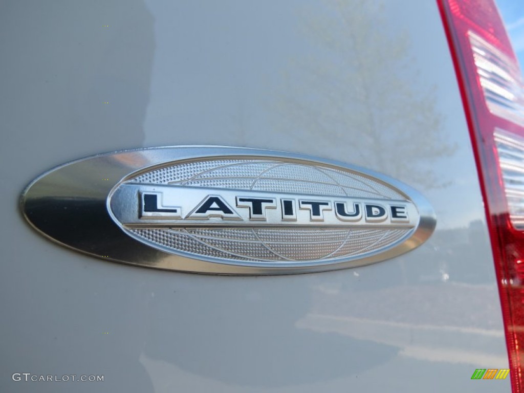 2014 Patriot Latitude - Bright White / Dark Slate Gray photo #9