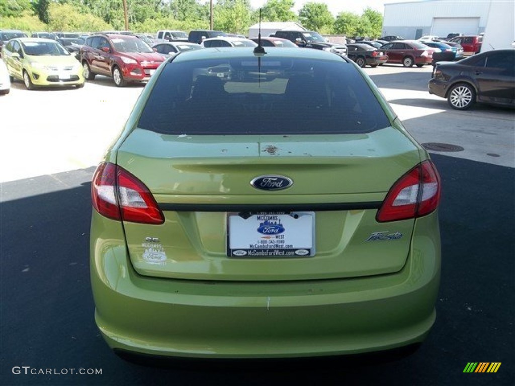 2013 Fiesta SE Sedan - Lime Squeeze / Charcoal Black photo #4