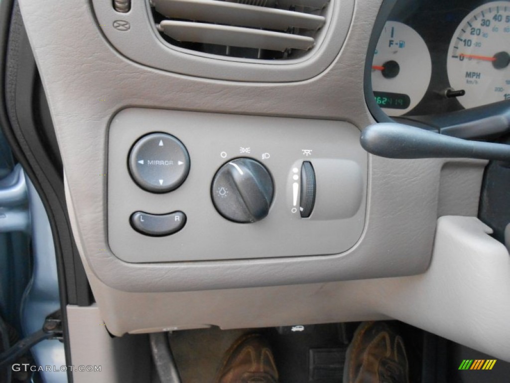 2003 Dodge Grand Caravan SE Controls Photo #79800194