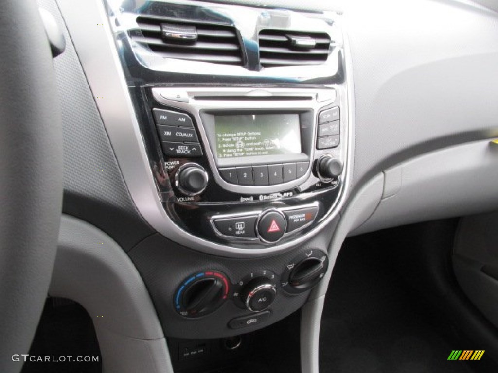 2013 Hyundai Accent SE 5 Door Controls Photos