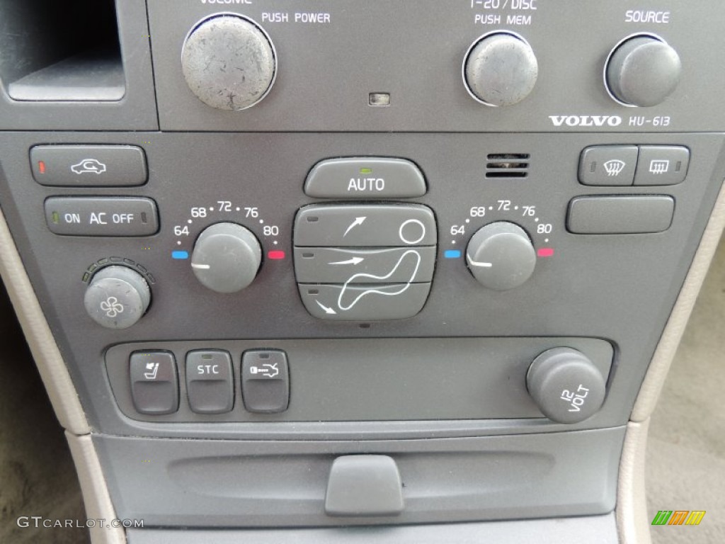 2003 Volvo S60 2.4T Controls Photo #79827423