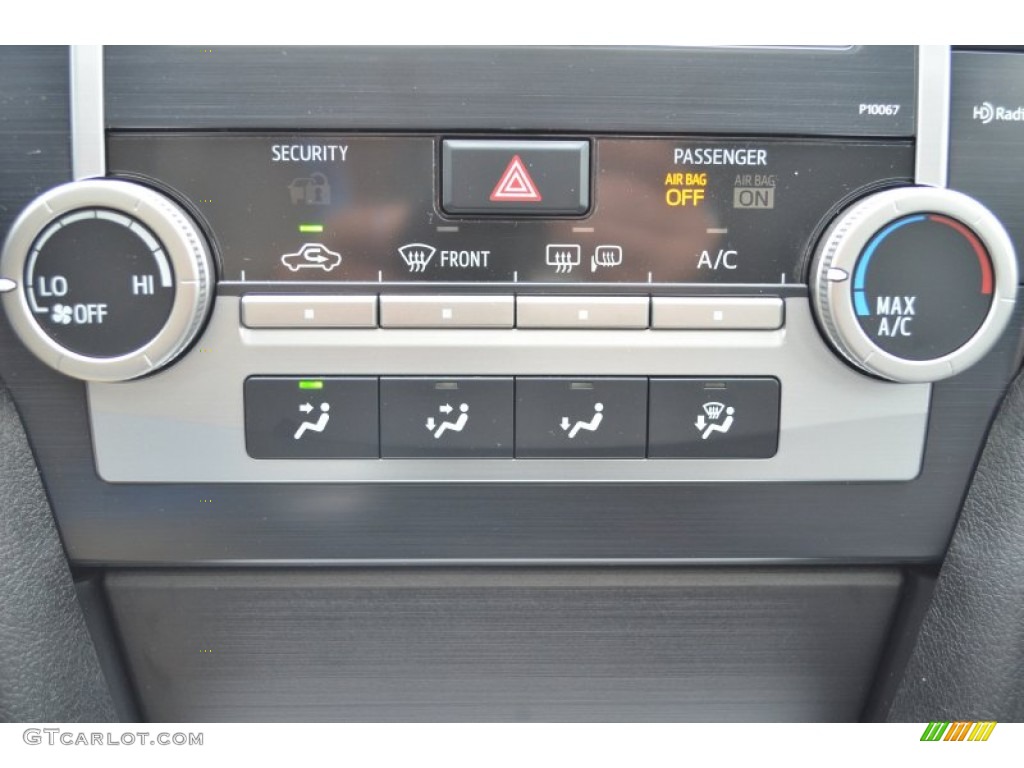 2013 Toyota Camry SE Controls Photo #79831970
