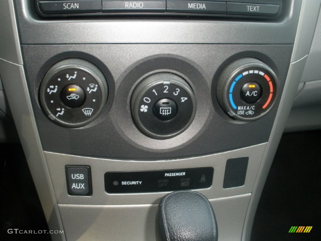 2012 Corolla LE - Classic Silver Metallic / Ash photo #26