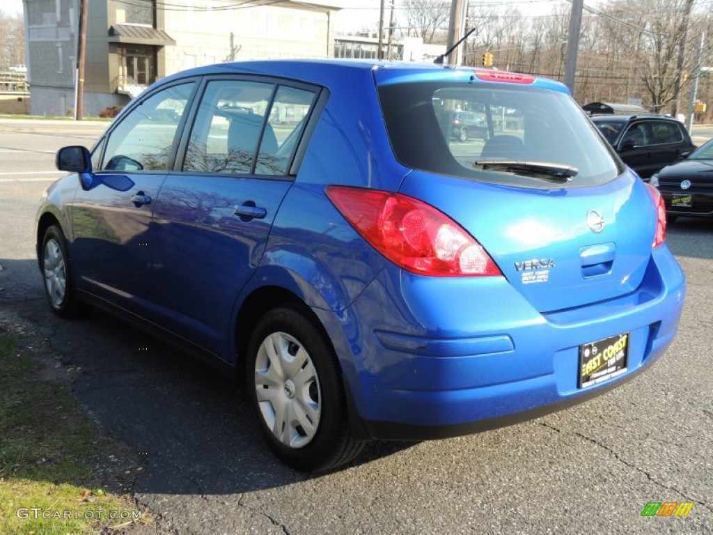 2010 Versa 1.8 S Hatchback - Metallic Blue / Charcoal photo #7