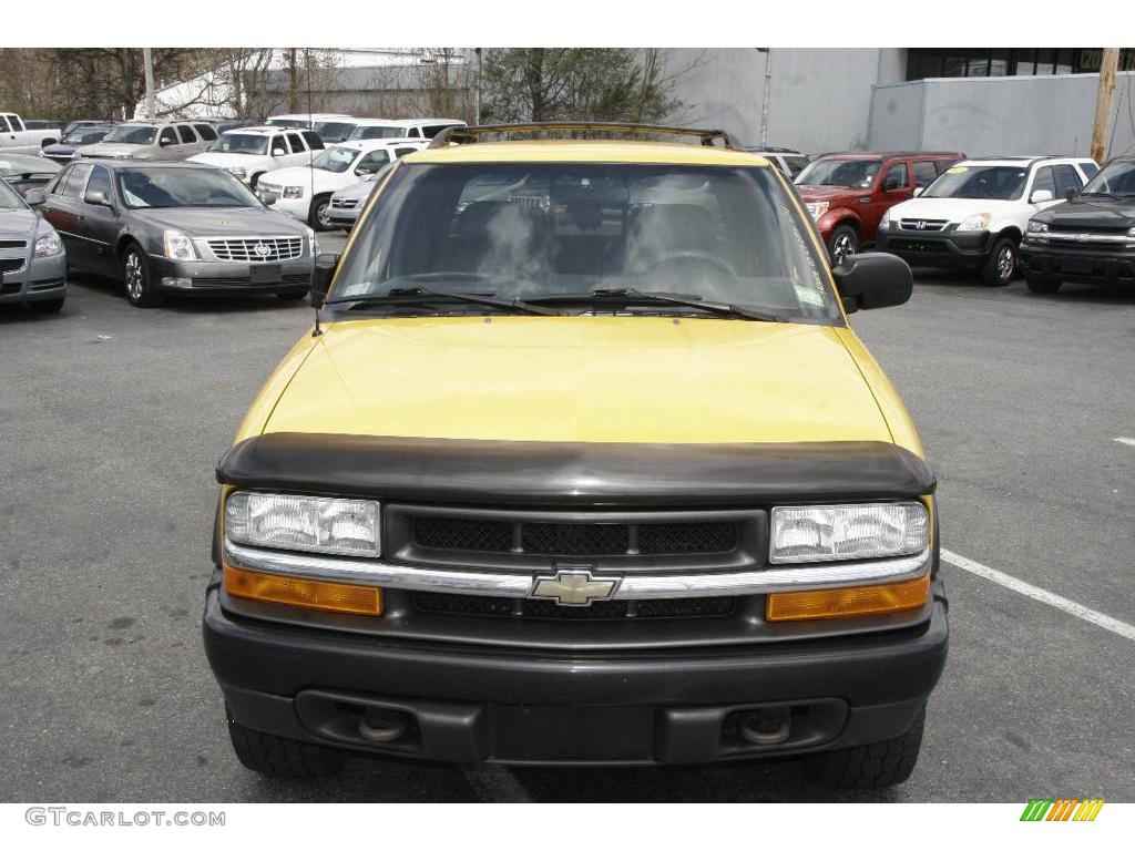 2003 S10 LS Crew Cab 4x4 - Yellow / Graphite photo #2