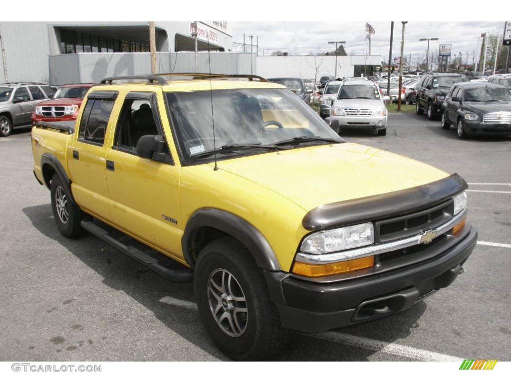 2003 S10 LS Crew Cab 4x4 - Yellow / Graphite photo #3