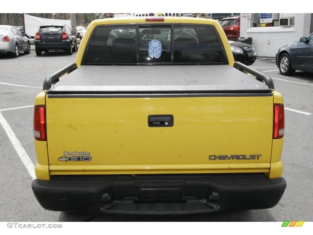 2003 S10 LS Crew Cab 4x4 - Yellow / Graphite photo #6