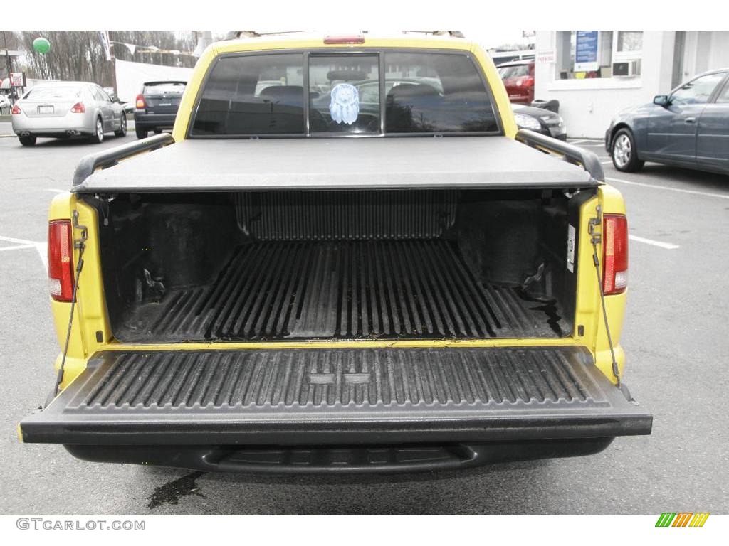 2003 S10 LS Crew Cab 4x4 - Yellow / Graphite photo #9