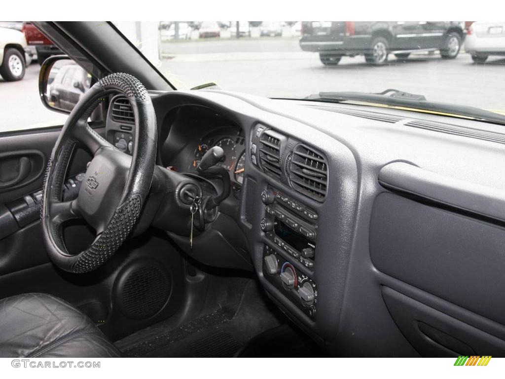 2003 S10 LS Crew Cab 4x4 - Yellow / Graphite photo #11