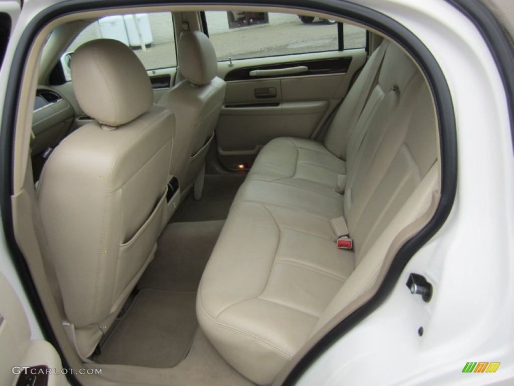 2007 Lincoln Town Car Signature Limited Rear Seat Photo #79876275