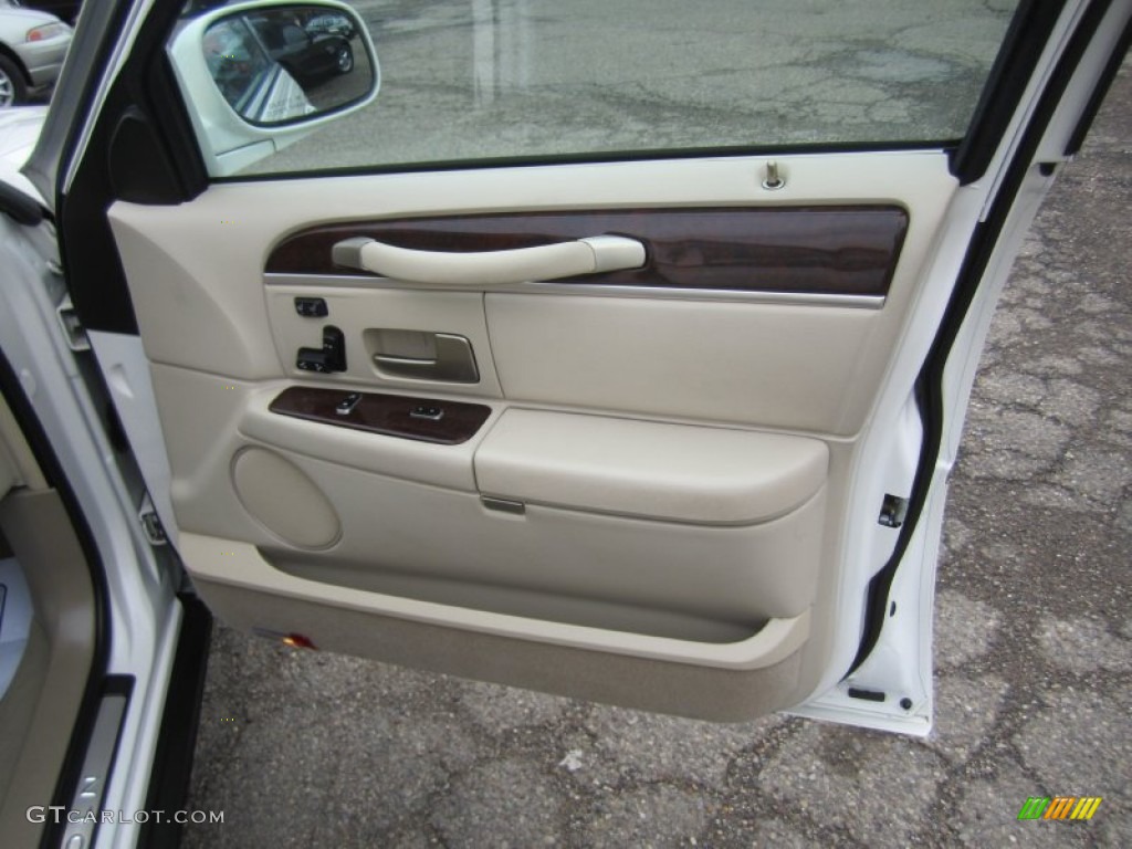 2007 Lincoln Town Car Signature Limited Light Camel Door Panel Photo #79876442
