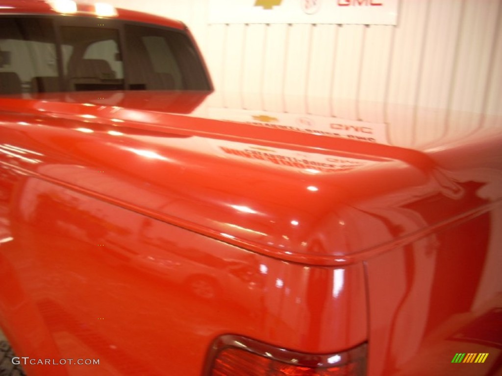 2005 F150 XL SuperCab 4x4 - Bright Red / Medium Flint/Dark Flint Grey photo #11