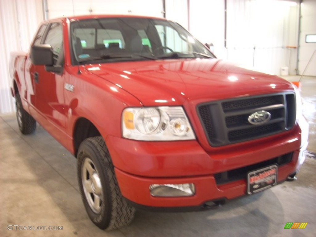 2005 F150 XL SuperCab 4x4 - Bright Red / Medium Flint/Dark Flint Grey photo #16