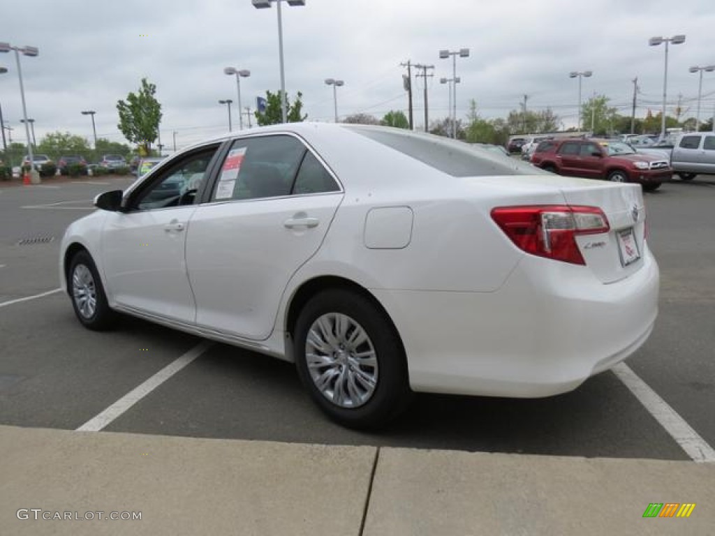 2013 Camry LE - Super White / Ash photo #19