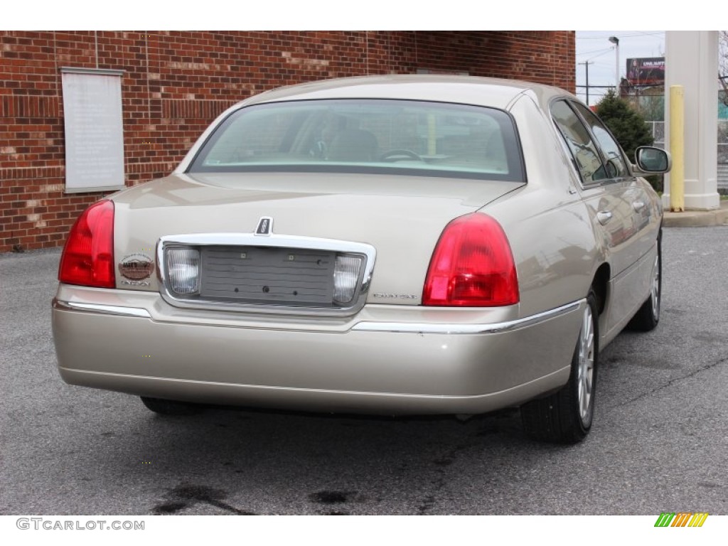 2007 Town Car Signature - Light French Silk Metallic / Light Camel photo #13