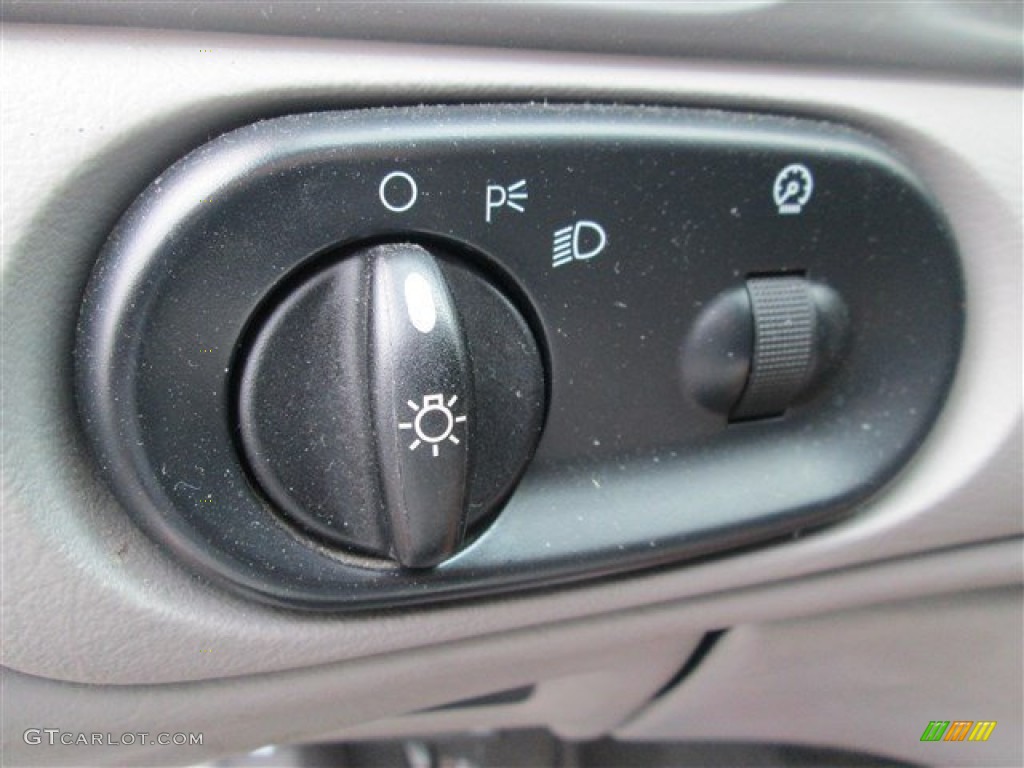 2007 Ford Taurus SE Controls Photo #79887800