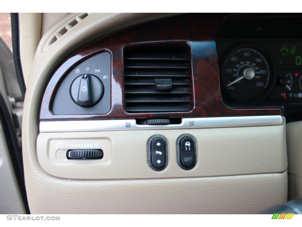 2007 Lincoln Town Car Signature Controls Photo #79887918
