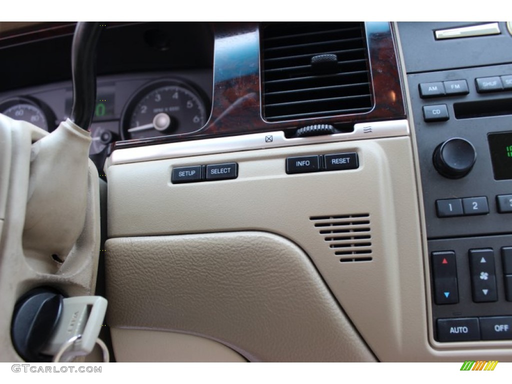 2007 Lincoln Town Car Signature Controls Photo #79887939