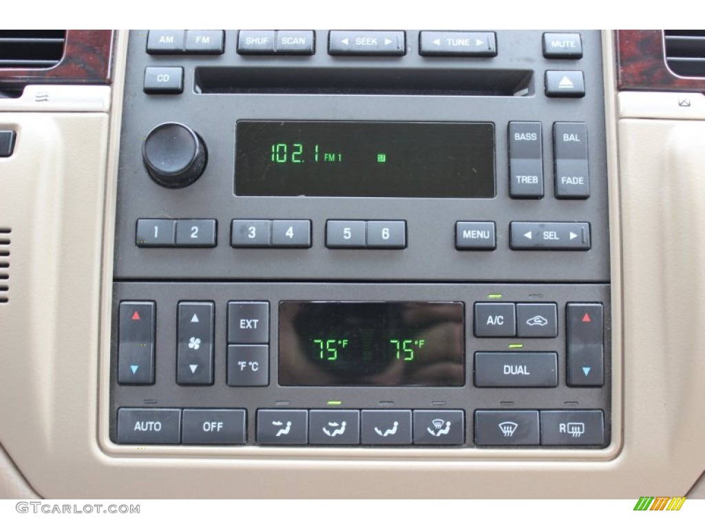 2007 Lincoln Town Car Signature Controls Photo #79888068