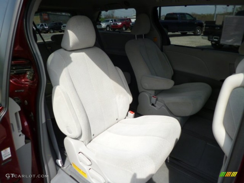 2011 Sienna LE AWD - Salsa Red Pearl / Light Gray photo #9