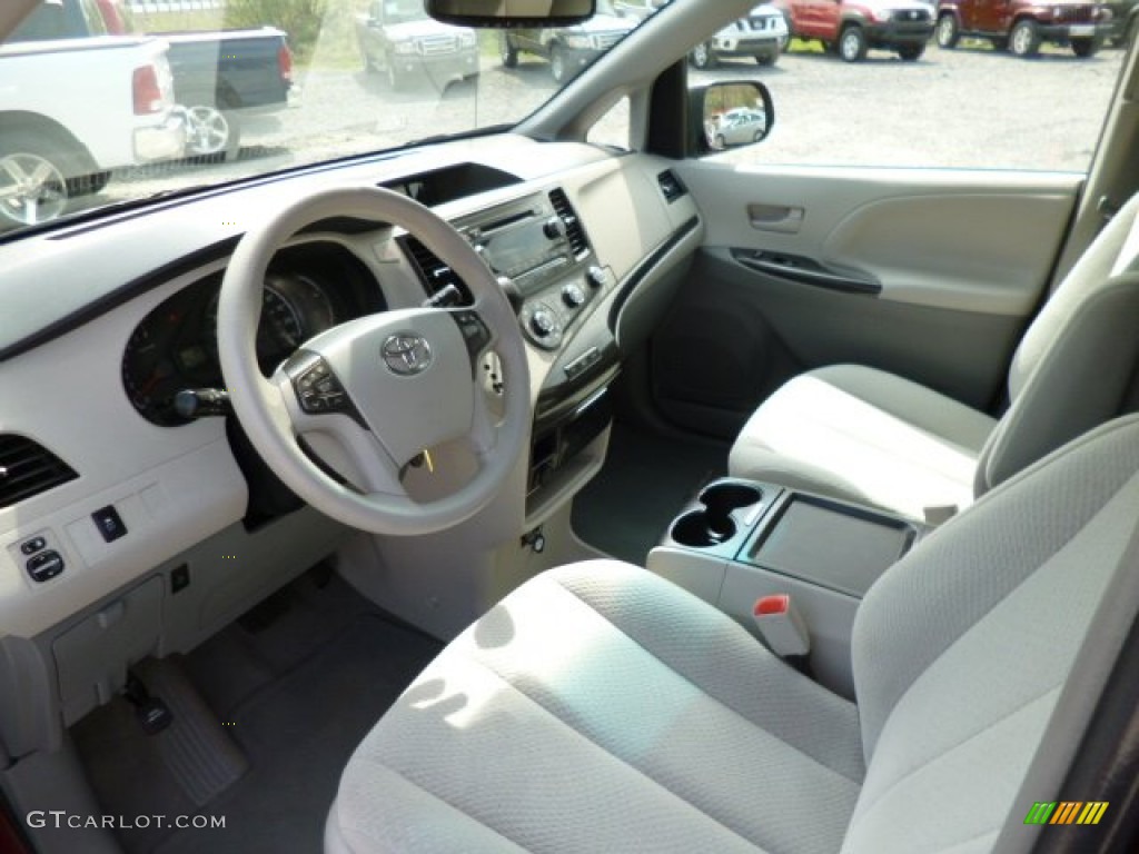 2011 Sienna LE AWD - Salsa Red Pearl / Light Gray photo #11