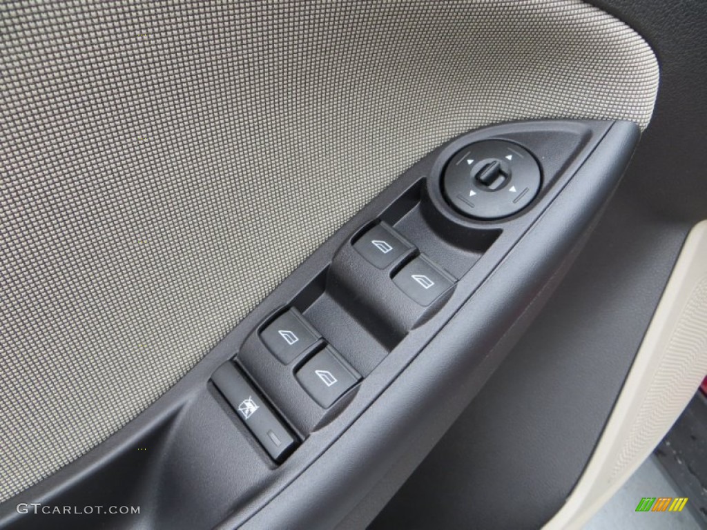 2013 Ford Focus SE Hatchback Controls Photo #79899143