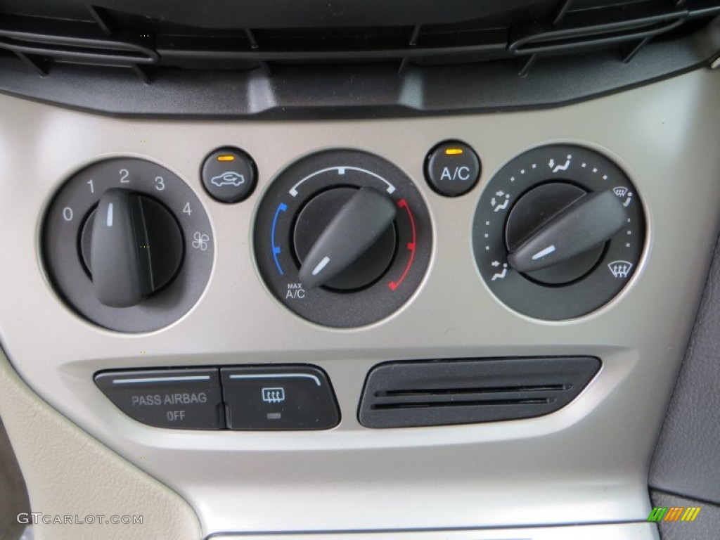 2013 Ford Focus SE Hatchback Controls Photo #79899244
