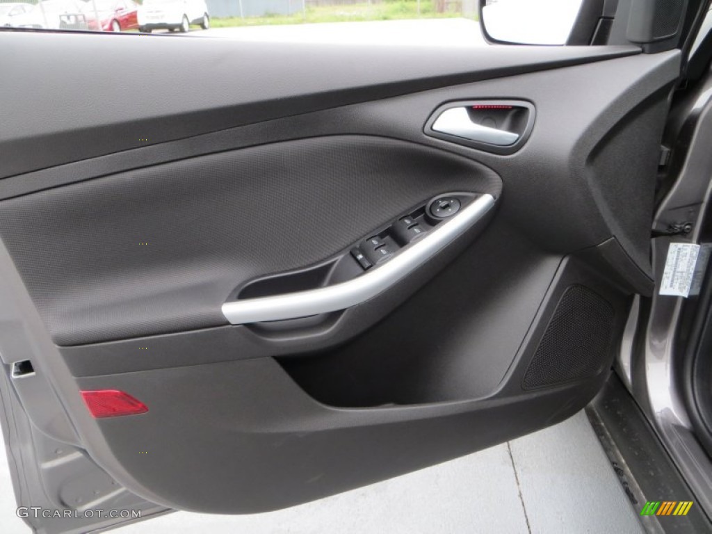 2013 Ford Focus SE Sedan Charcoal Black Door Panel Photo #79900482